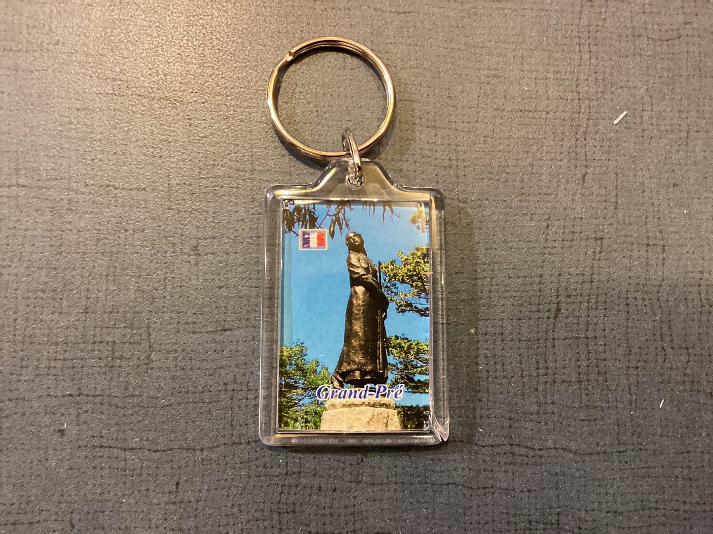 Porte-clés double face : statues de Longfellow et d'Evangeline