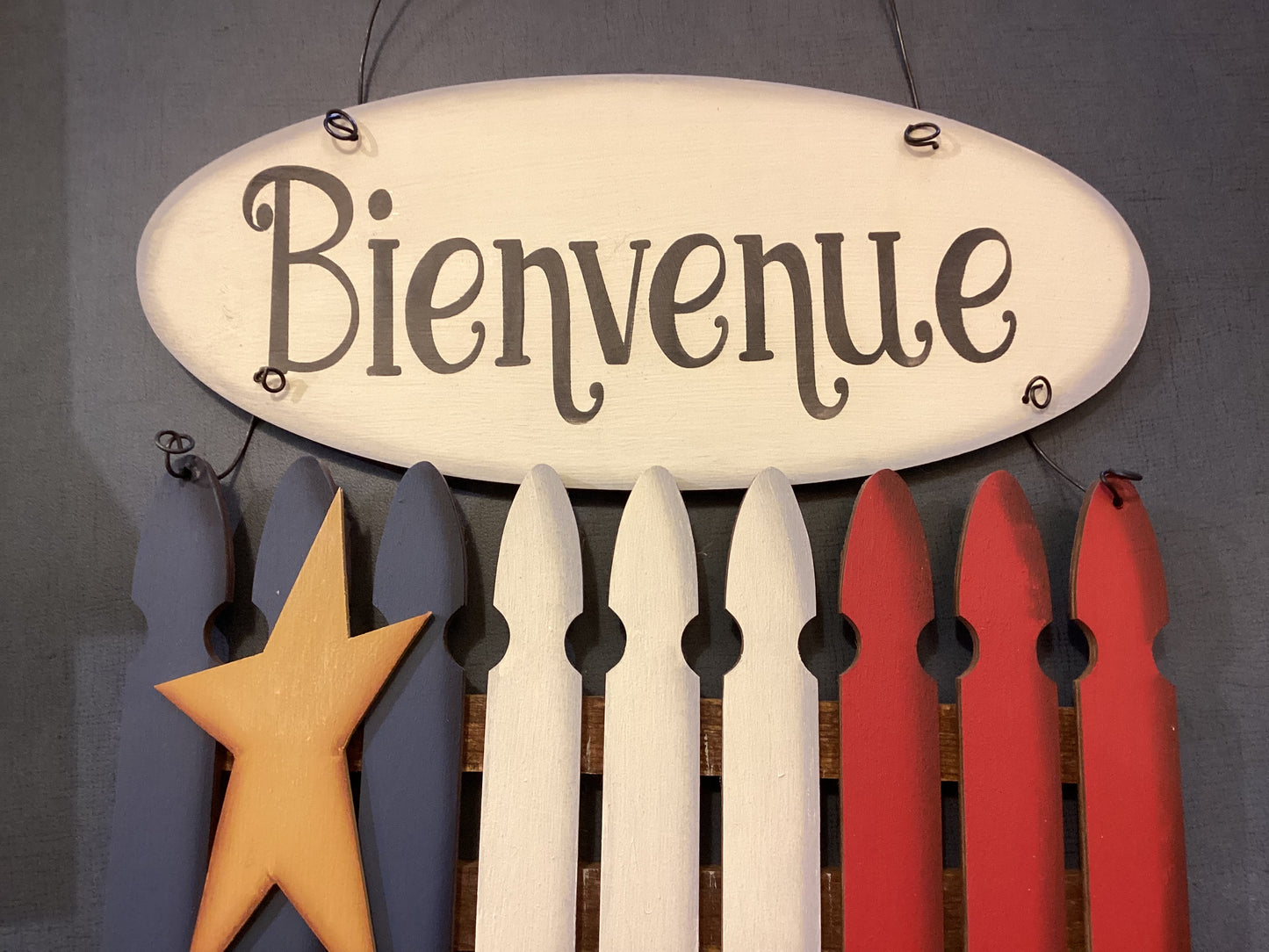 Décoration en bois : Béquille & clôture peintes en drapeau acadien.