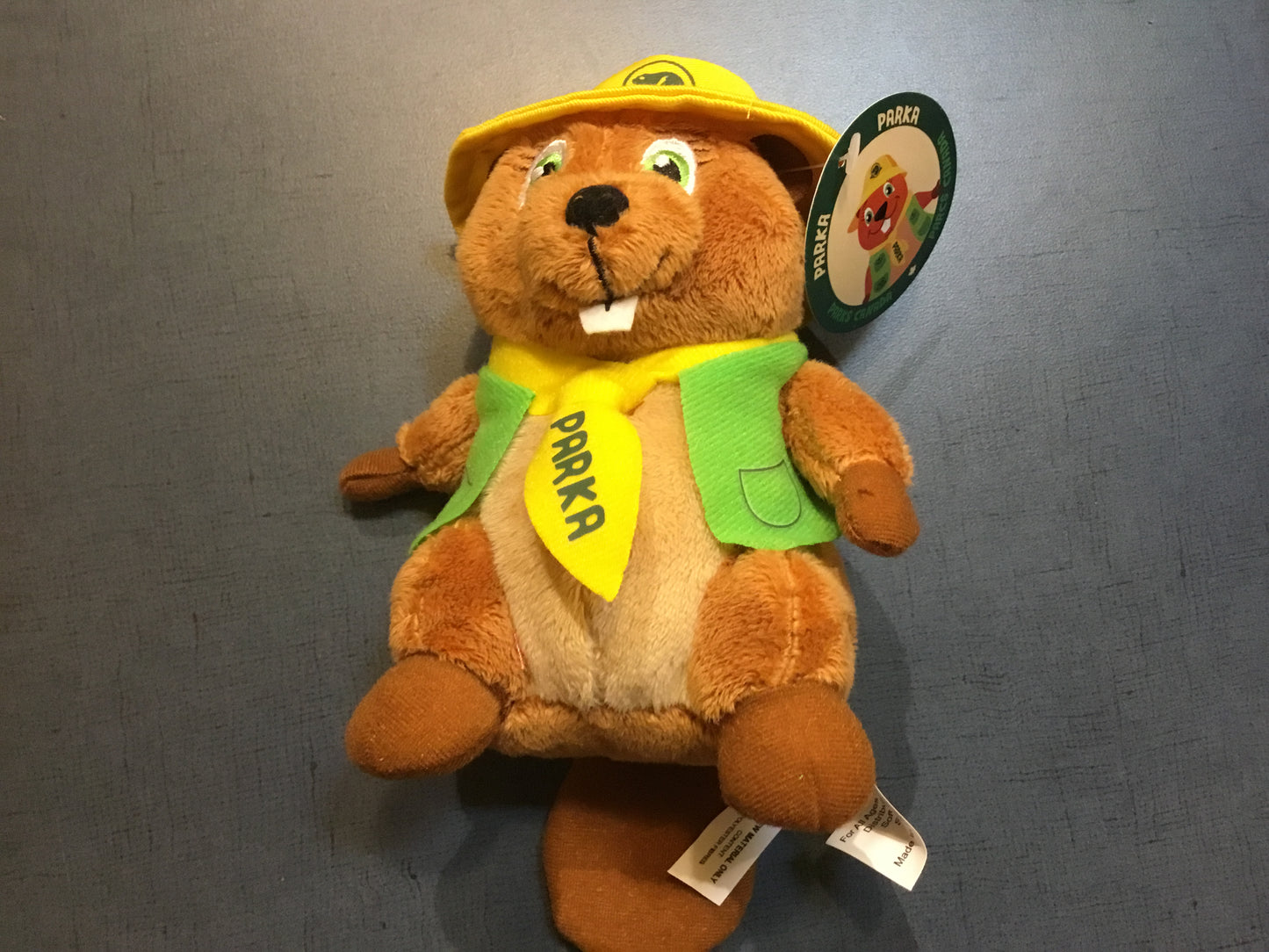 Parka en peluche de Parcs Canada avec chapeau de soleil jaune