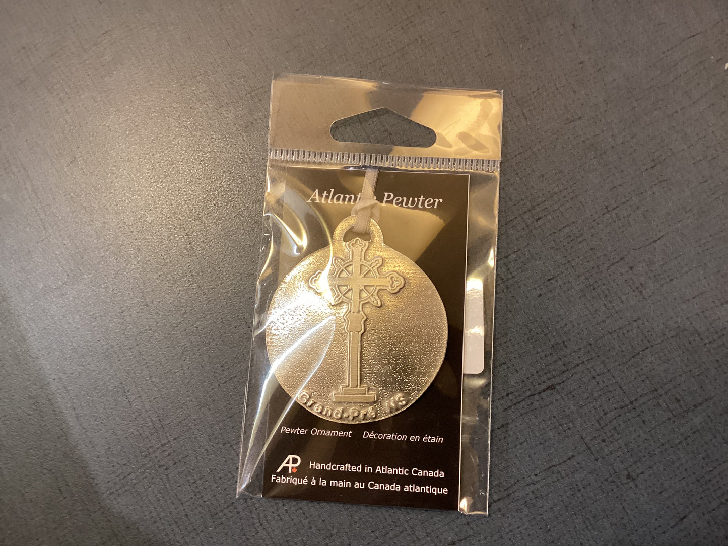 Croix de la Déportation des Acadiens, ornement en étain