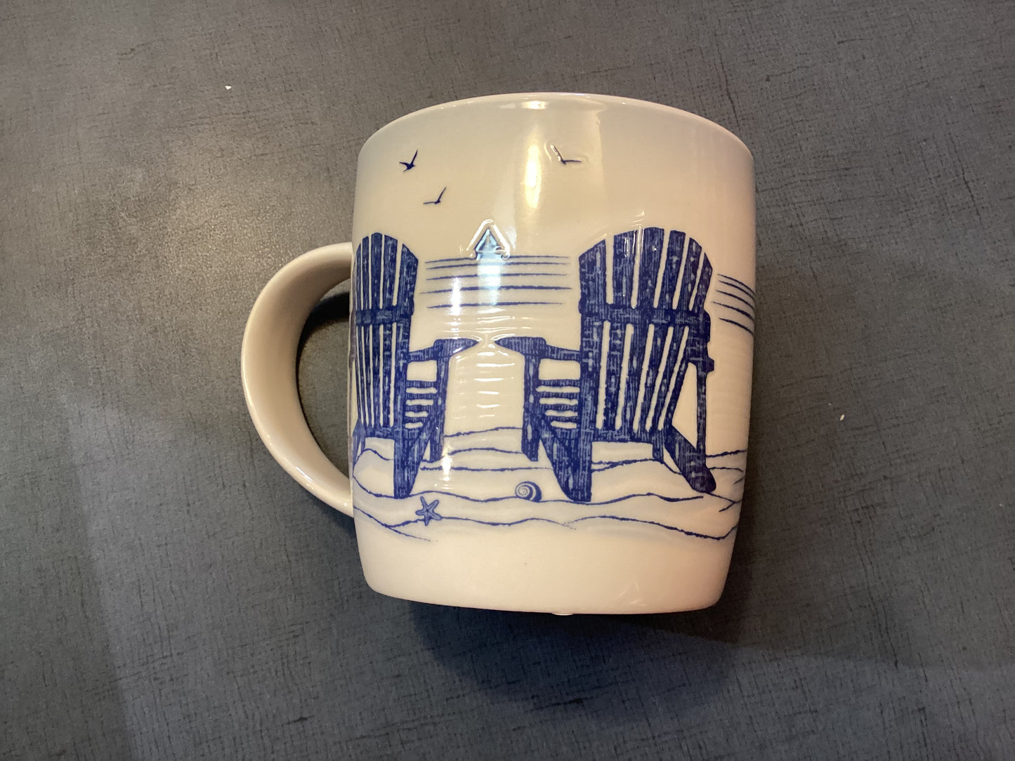 Mug : Chaises Adirondack bleues sur la plage