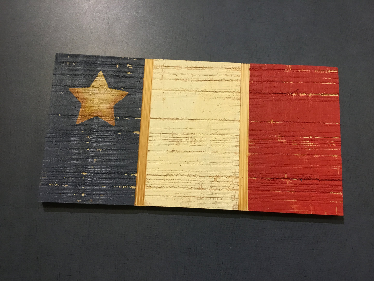 Décoration en bois : Drapeau acadien peint