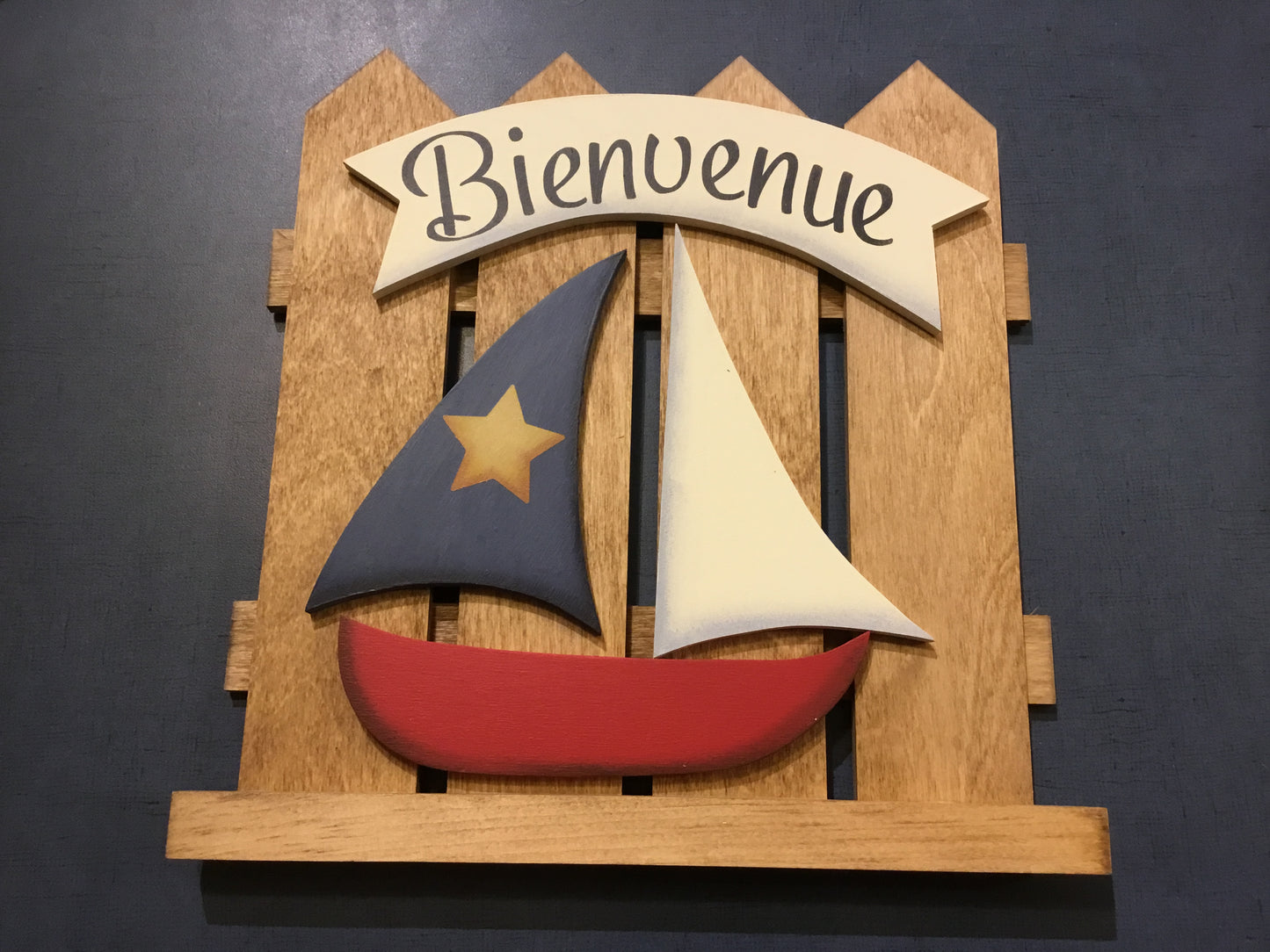 Décoration en bois : Clôture acadienne avec bateau