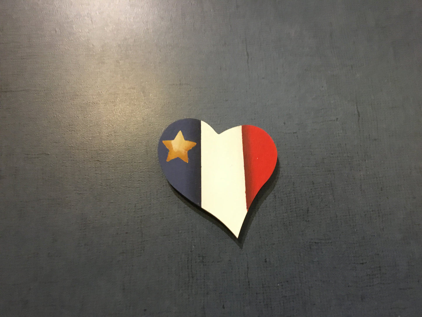 Décoration en bois : Coeur acadien avec aimant drapeau