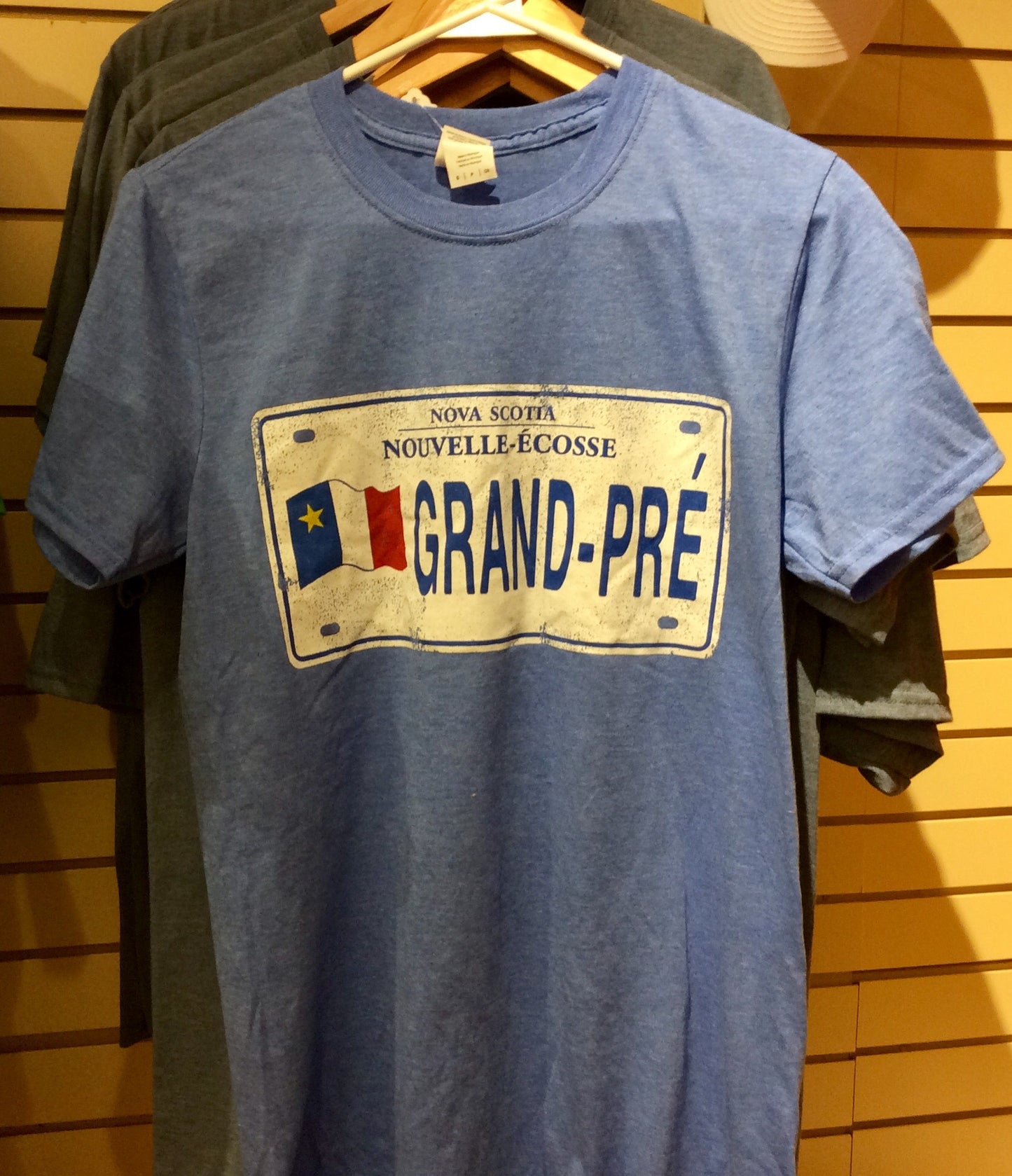 T-Shirt : Plaque d'immatriculation acadienne unisexe Grand-Pré Personnalisé