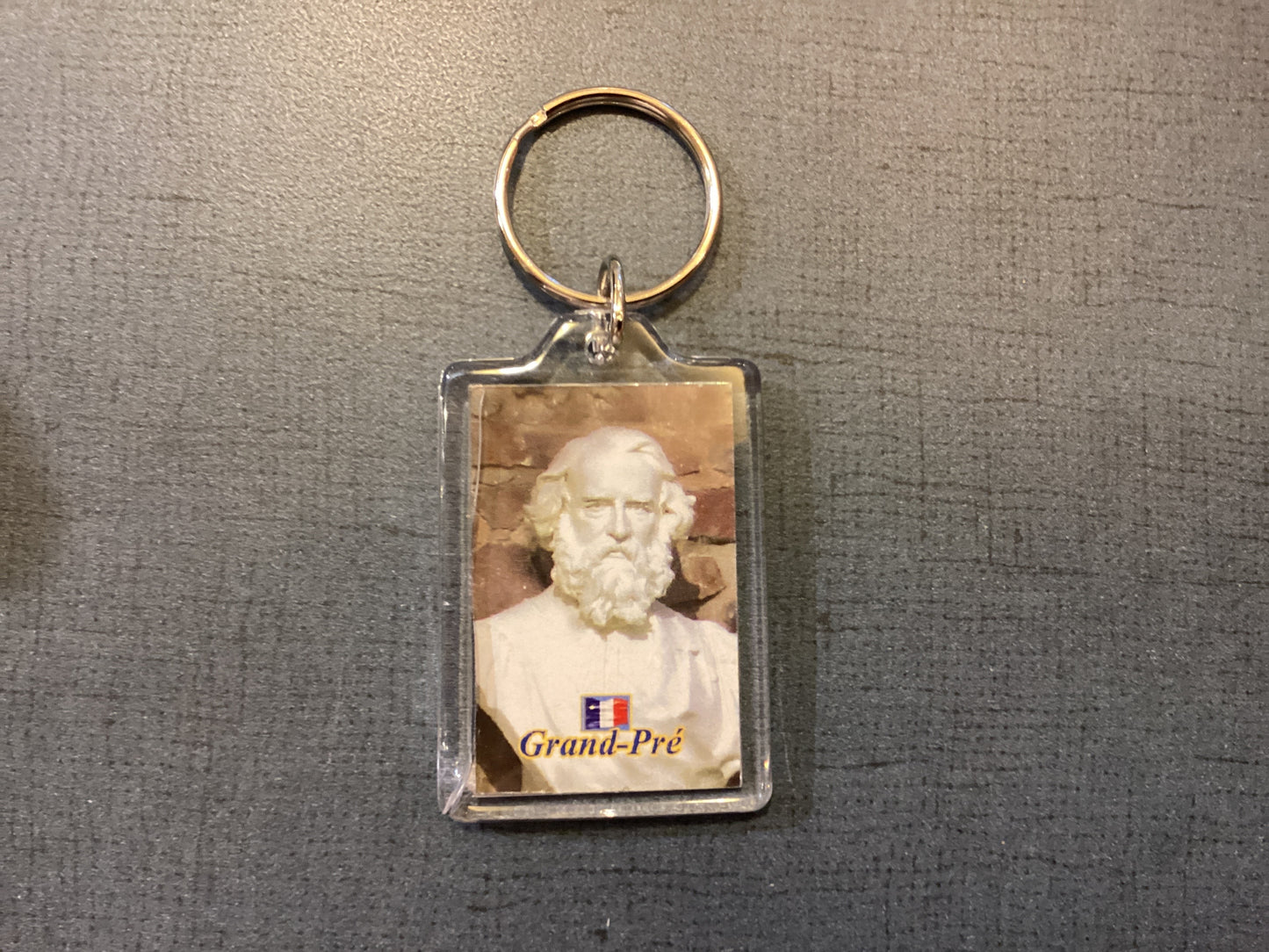 Porte-clés double face : statues de Longfellow et d'Evangeline