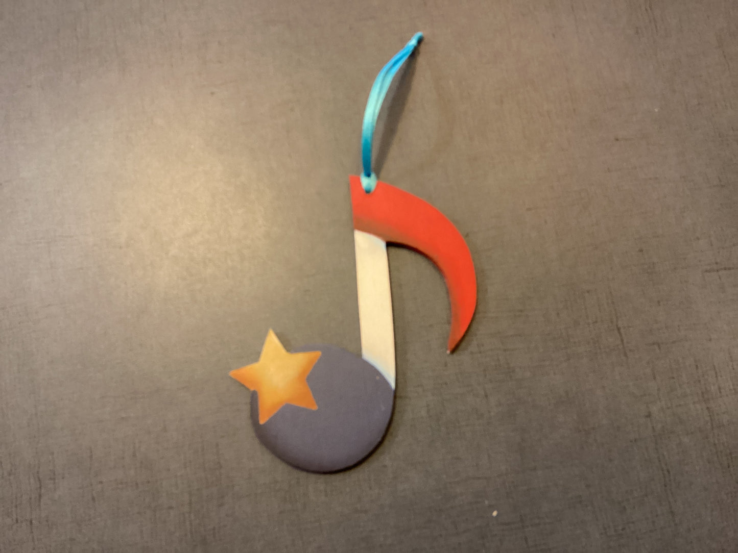 Décoration en bois : Note de musique aux couleurs acadiennes.