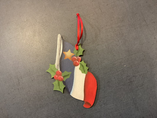 Décoration en bois : drapeau acadien avec ornement de houx