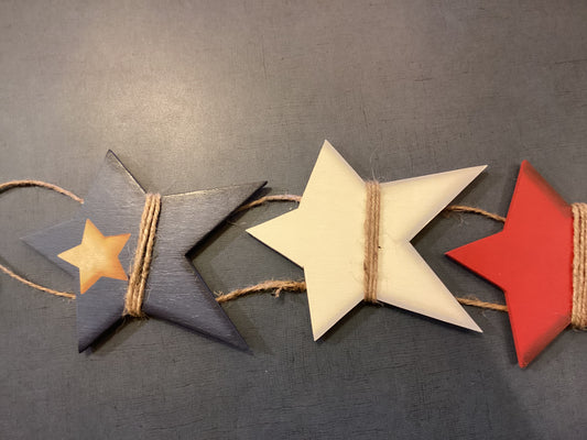 Décoration en bois : trois cœurs sur une ficelle