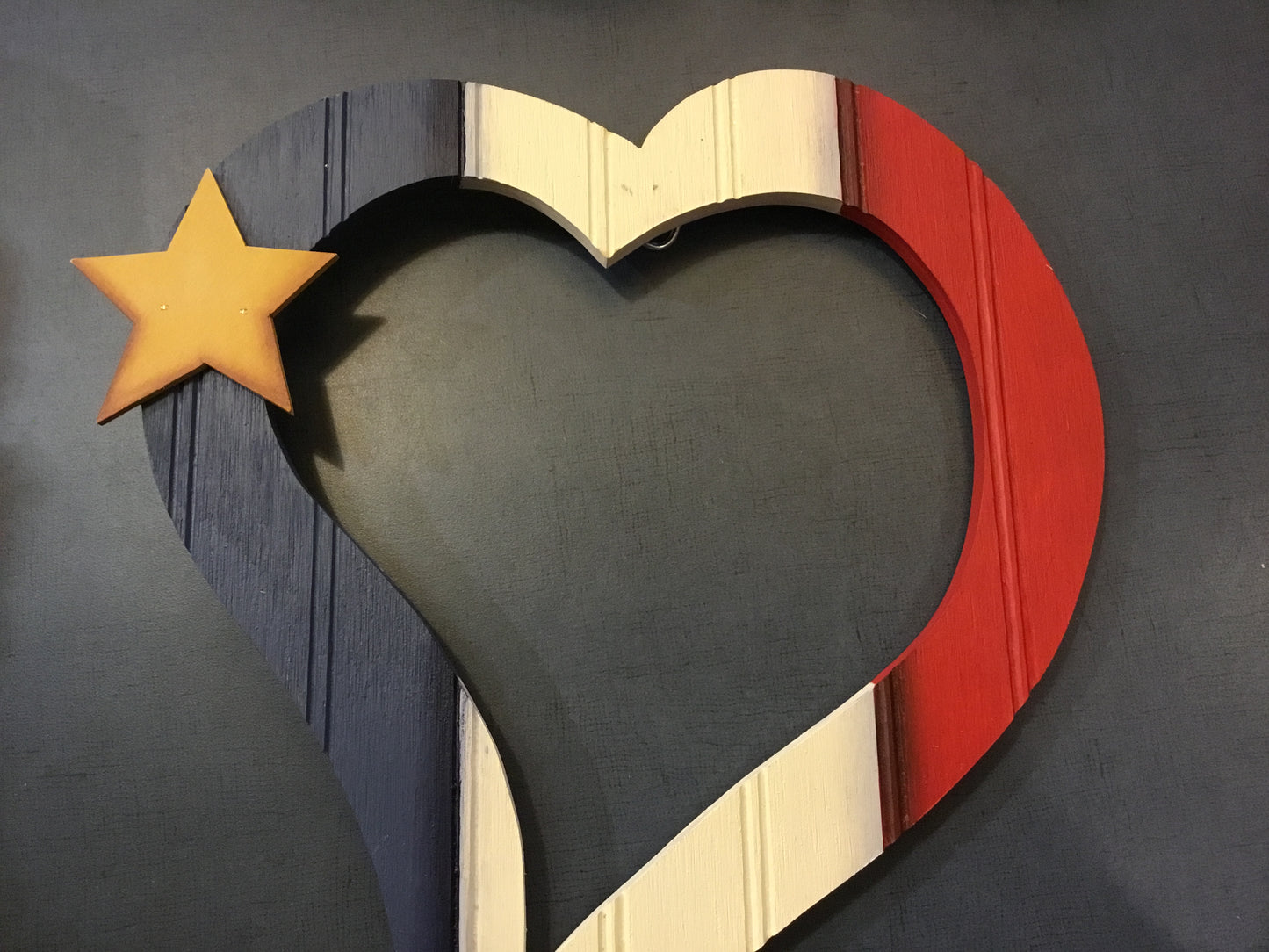 Décoration en bois : Grand cœur acadien transpercé