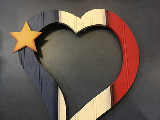 Décoration en bois : Grand cœur acadien transpercé