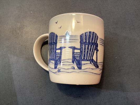Mug : Chaises Adirondack bleues sur la plage