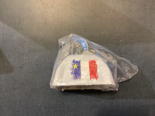 Cloche de vache blanche avec le drapeau acadien imprimé dessus