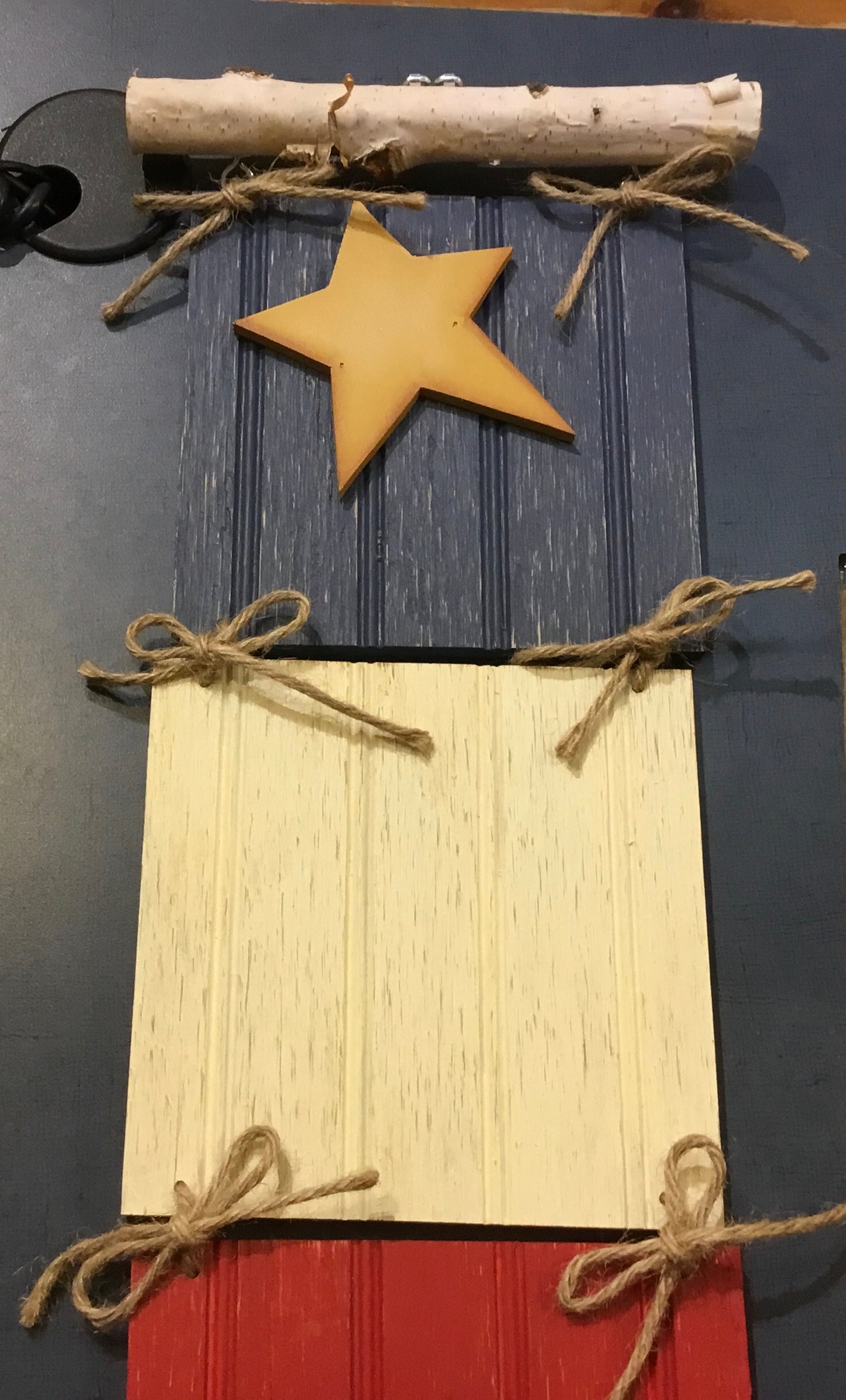 Décoration en bois : Drapeau acadien vertical suspendu