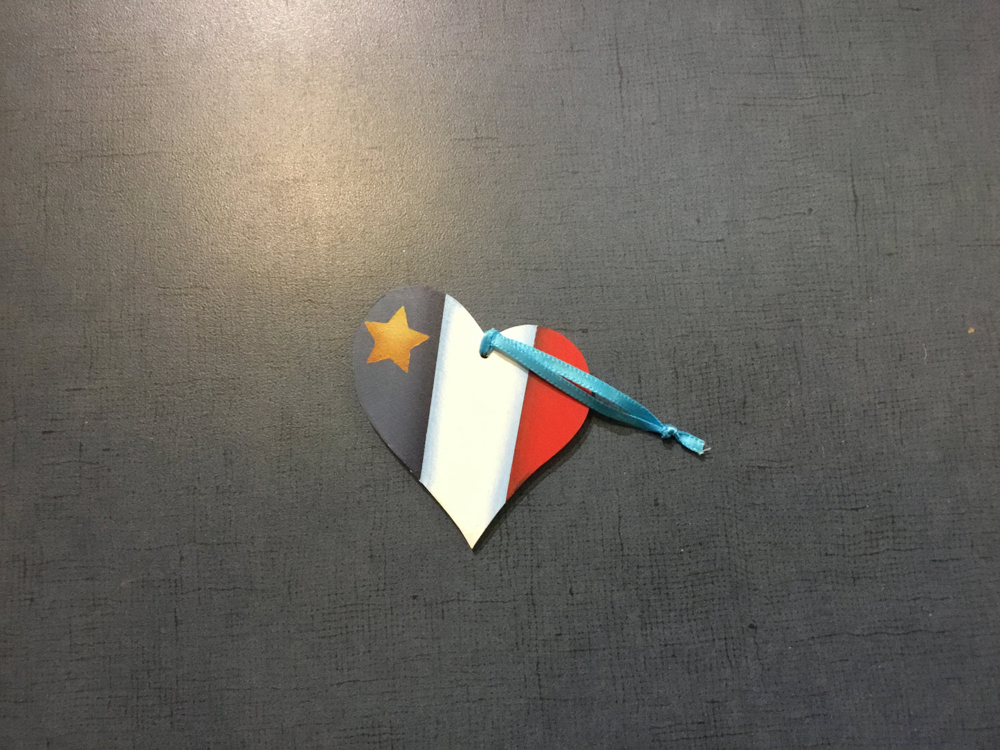 Décoration en bois : Cœur acadien avec ornement de drapeau