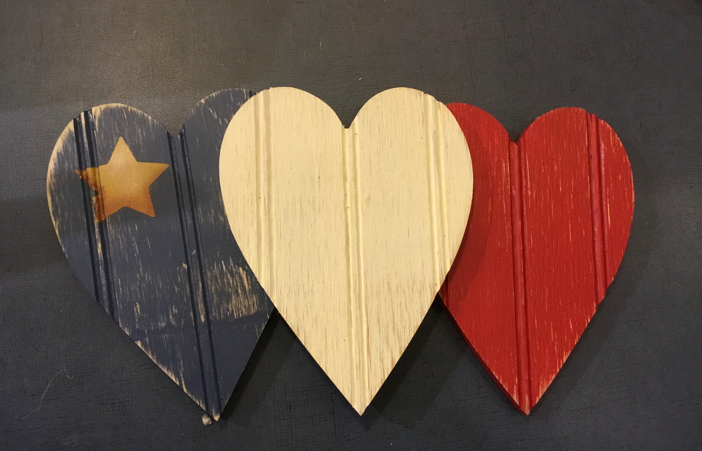 Décoration en bois : 3 coeurs acadiens attachés