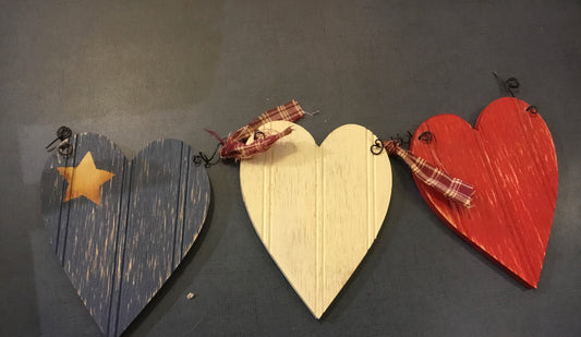 Décoration en bois : 3 coeurs acadiens reliés par du fil