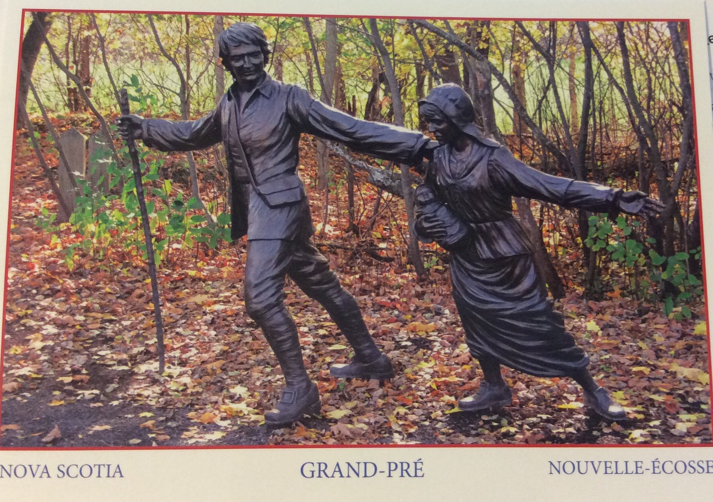 Carte postale : CPGP01 Grand-Pré avec sculpture de famille